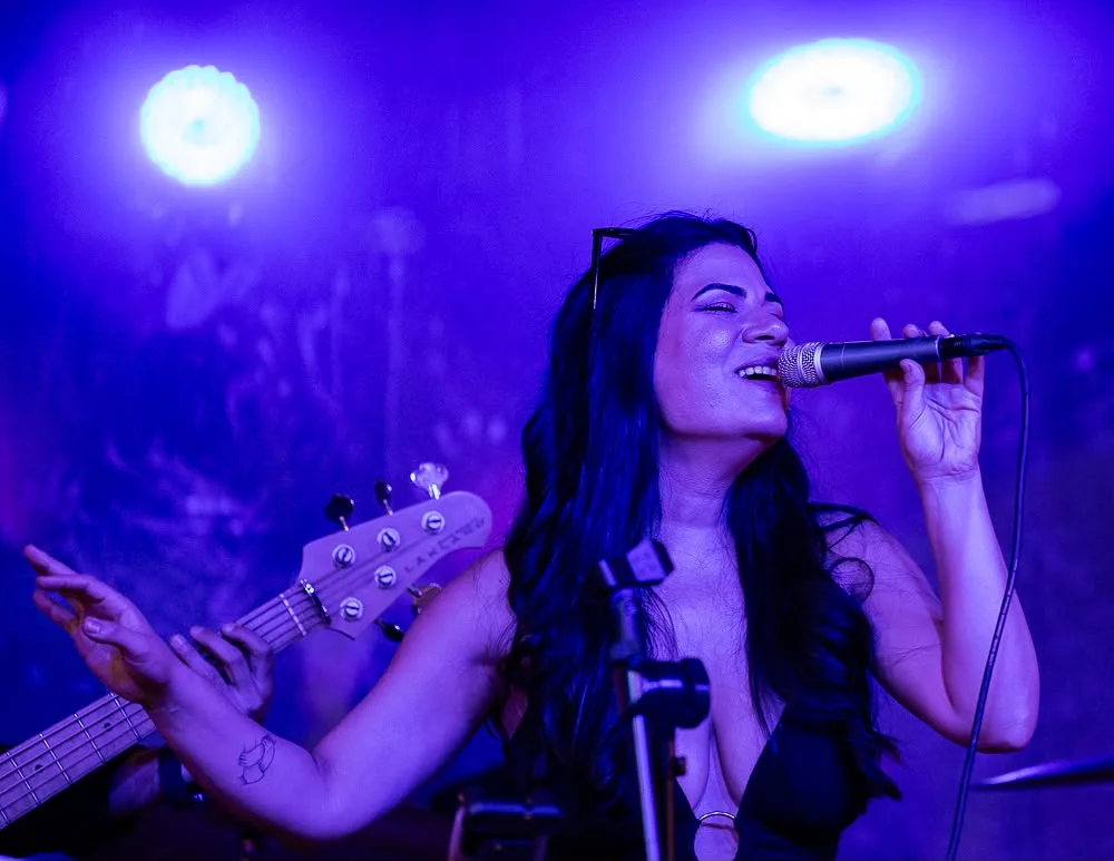Lynn Lavi &mdash; Covergirl Band
